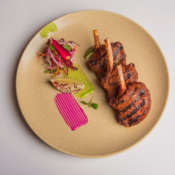 Medaglioni di agnello con erbe amare e salsa scura