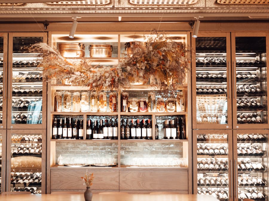 Bottiglie coricate nella cantina del ristorante