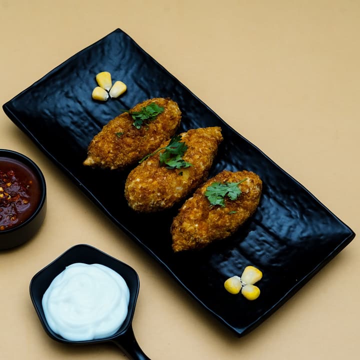 Crocchè di patate dorati serviti in un piatto chiaro