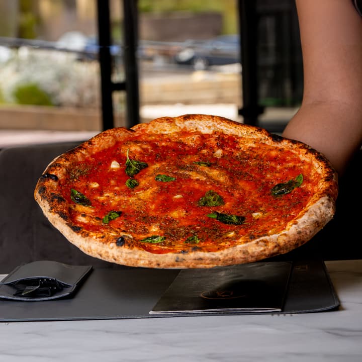 Pizza marinara con pomodoro, aglio e origano