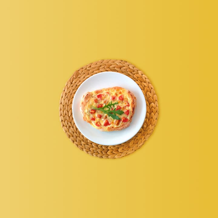 Crostini neri di fegatini disposti su un piatto