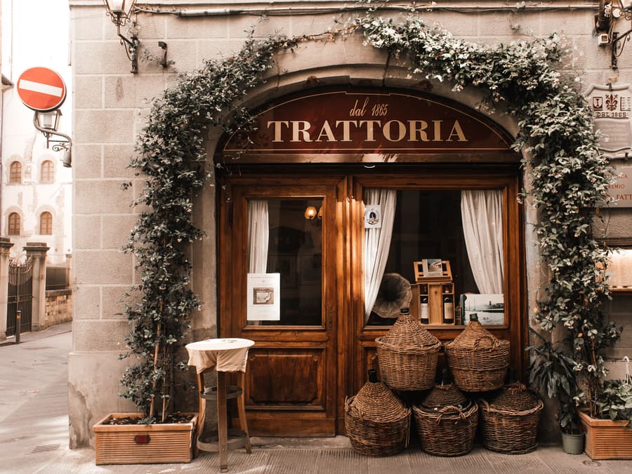 Angolo della sala con bottiglie di vino in penombra