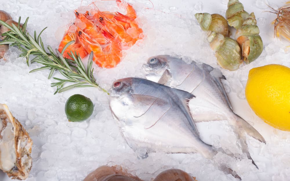 Crudo di mare con gamberi rossi, ostrica e tartare su ghiaccio