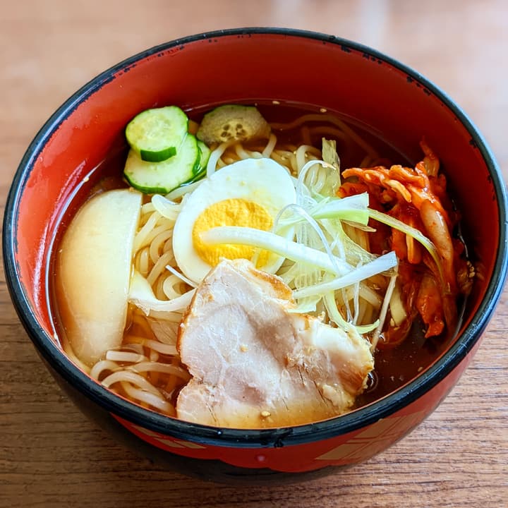 Ciotola di ramen con uovo marinato e alga nori