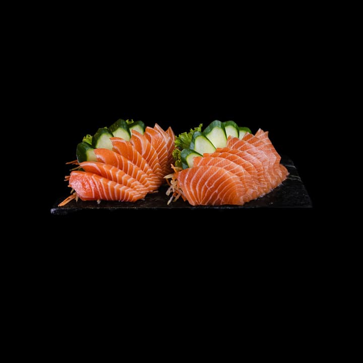 Fette di sashimi disposte a ventaglio su ardesia